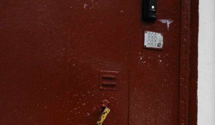 Подростка ударило током от железной двери: энергия прошла через ключ