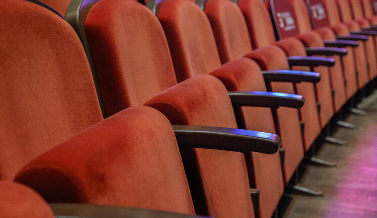 Бальзаминову теперь сорок: переосмысление возраста героя в театре «Современник»