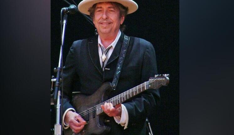 Боб Дилан довел публику до слез, исполнив кавер на песню Шейна Макгоуэна