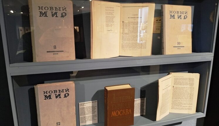 Детские фотографии, фронтовые блокноты, заграничные магнитофоны: в Москве открылась выставка к 110-летию Константина Симонова