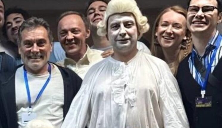 Директора театров начали выходить на сцену