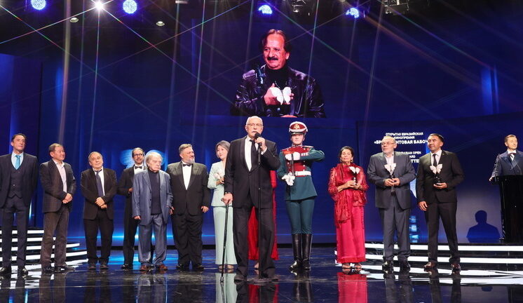 Курьер из Китая получил от Михалкова самый большой бриллиант