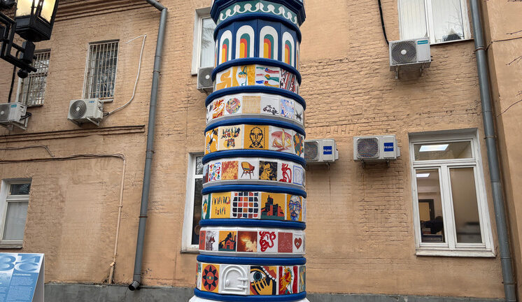 Печка-труба согревает москвичей: во дворике на Петровке появилась новая инсталляция