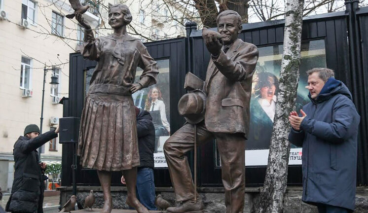 С Пушкинского снято проклятие: в Москве открыли памятник основателям театра