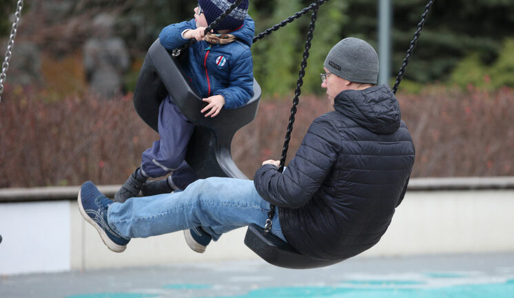 Хождение детей в школу снизило уровень тестостерона у мужчин