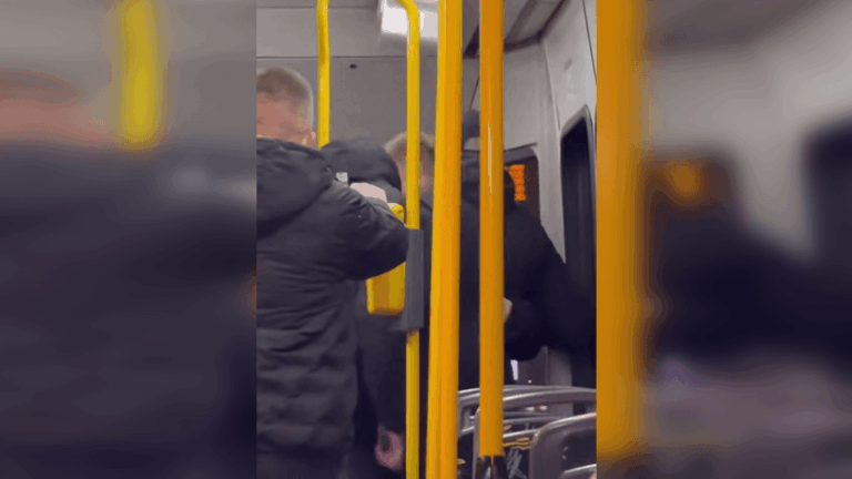 Конфликт в польском трамвае: местные мужчины напали на украинцев из-за языка (видео)»>