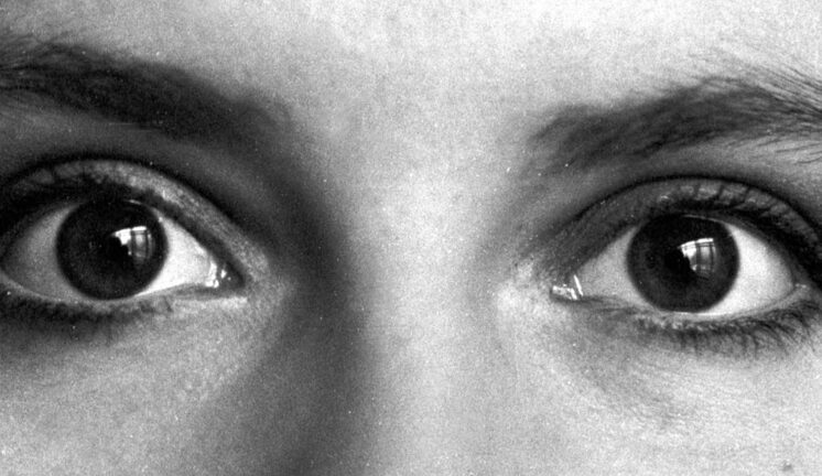 Музыкальный ритм бессознательно синхронизировался с морганием глаз