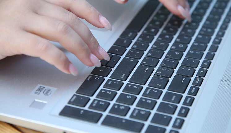 Психологи объяснили работу «ловушки для гнева» в социальных сетях