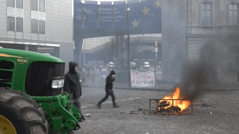 В Брюсселе фермеры устроили протесты с привлечением почти 1000 тракторов: что происходит и почему (фото)»>