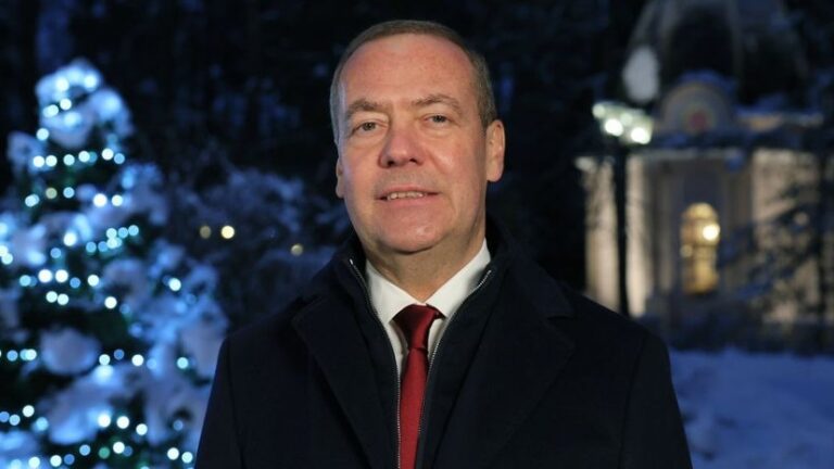 «Не играйте в игры с Россией»: Медведев ответил на послания Госдепа США (фото)»>