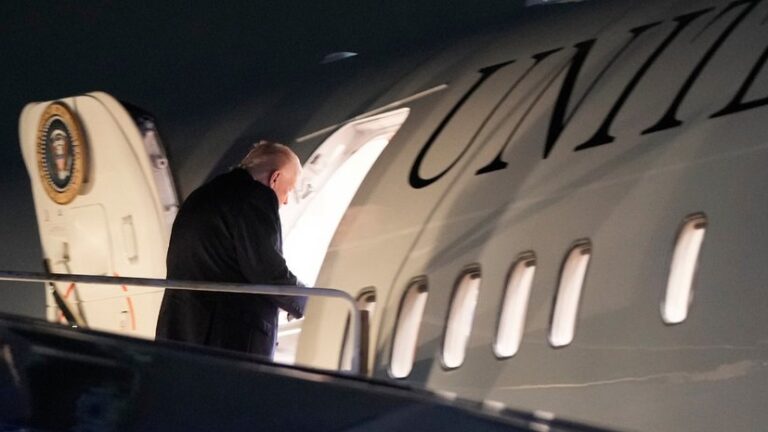 Самолет, на котором Трамп вылетел в Давос, экстренно вернули в США: что произошло»>