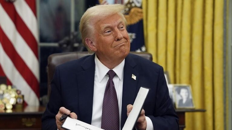 The Economist выпустил обложку с Трампом без рубашки на медведе: что она означает (фото)»>