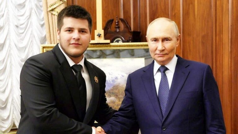 В РФ скрывают состояние здоровья Адама Кадырова после ДТП: СМИ публикуют уже второе старое видео»>