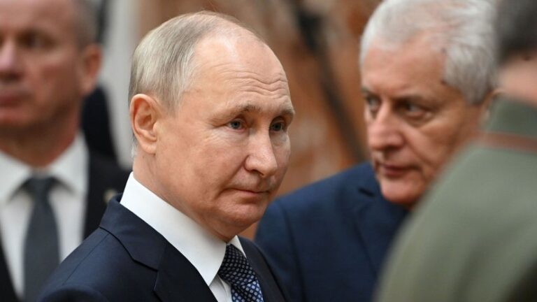 Заболел или делает пластику: СМИ предположили, почему Путин внезапно исчез с публики»>