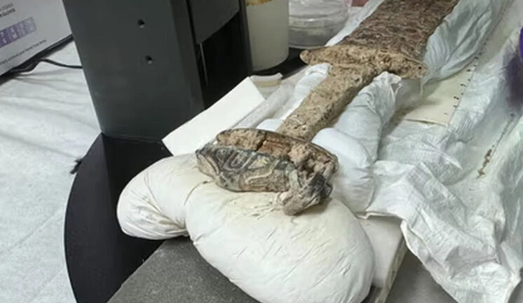 Переписывающий историю англосаксонский меч с рунами и мехом бобра обнаружен археологами