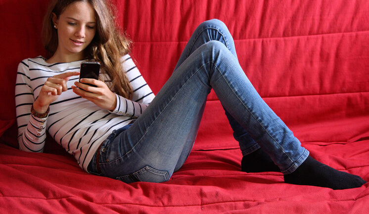 Выяснено, что отказ от соцсетей не всегда означает здоровую жизнь для подростков