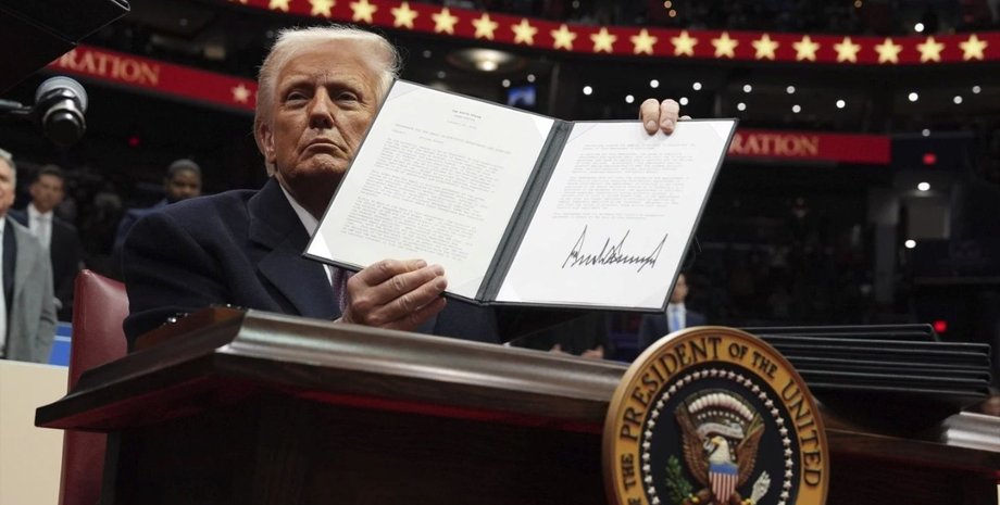 «Исторические достижения»: в США появятся деньги с подписью Трампа»>