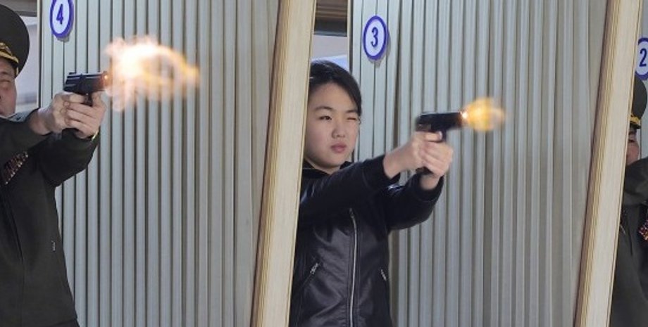 Образ сильной женщины: дочь Ким Чен Ына постреляла из нового пистолета»>