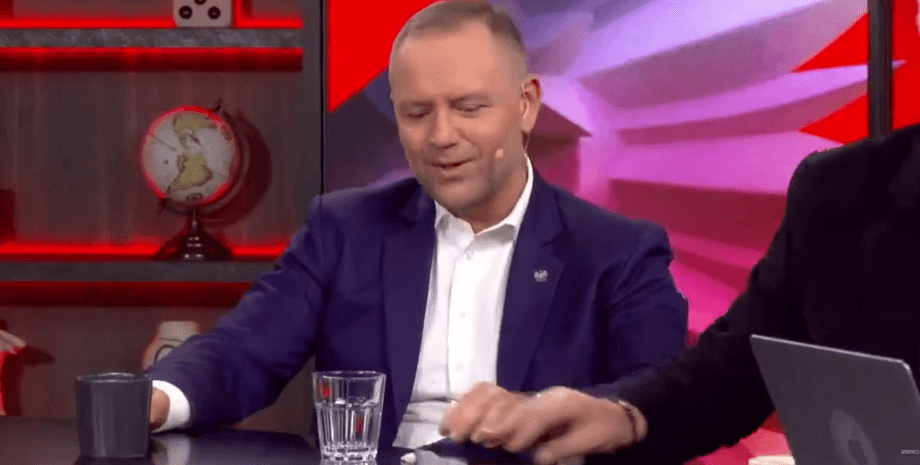 Президент Польши попал в курьезную ситуацию: у него выпал снюс во время прямого эфира (видео)»>