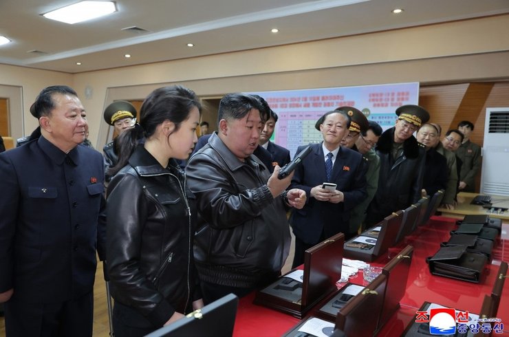 ким чен ын с оружием